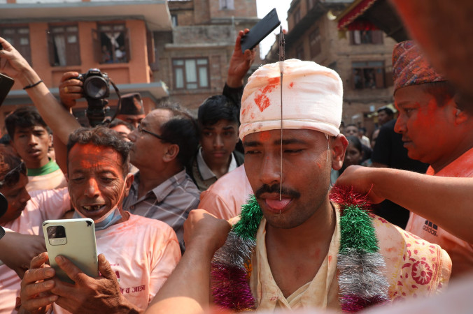 मध्यपुर थिमिको जिव्रो छेडेने जात्रा तस्वीरहरुमा 