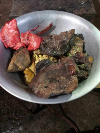 भगवतीस्थानमा कुहेको र बिग्रेको मासु बेचिरहेको गुनासो आएपछि....