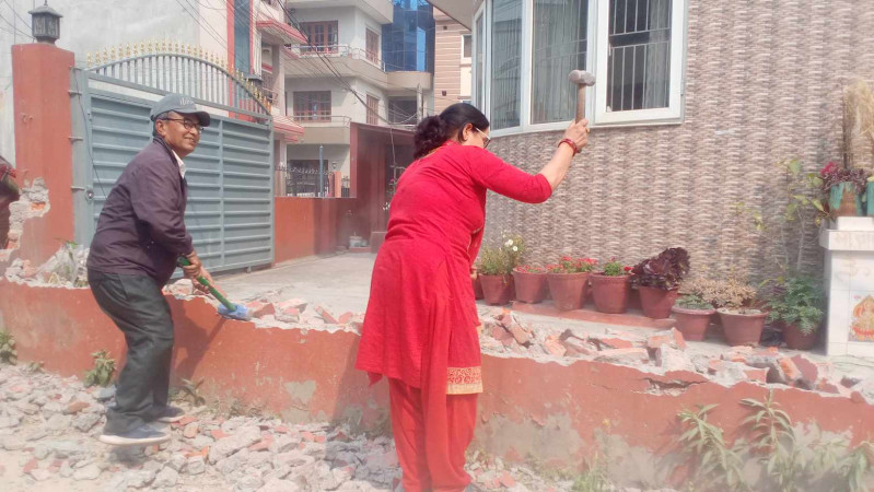 राधेराधेबासीले जव आफनो घरको कम्पाउण्ड आफैं भत्काउन थाले.. 