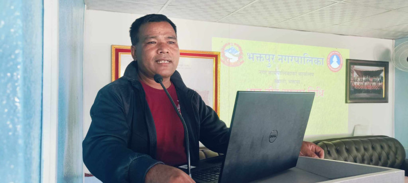 किसानलाई दिइयो धानको वीउ राख्ने तरिकाबारे जानकारी (तस्वीर कथा)