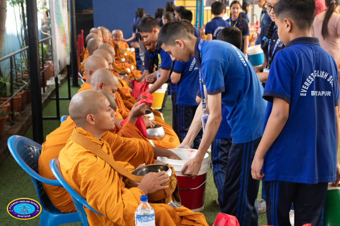 बुद्धजयन्तीको अवसरमा एभरेस्ट स्कुलका विद्यार्थीले गरे मुठीदान  