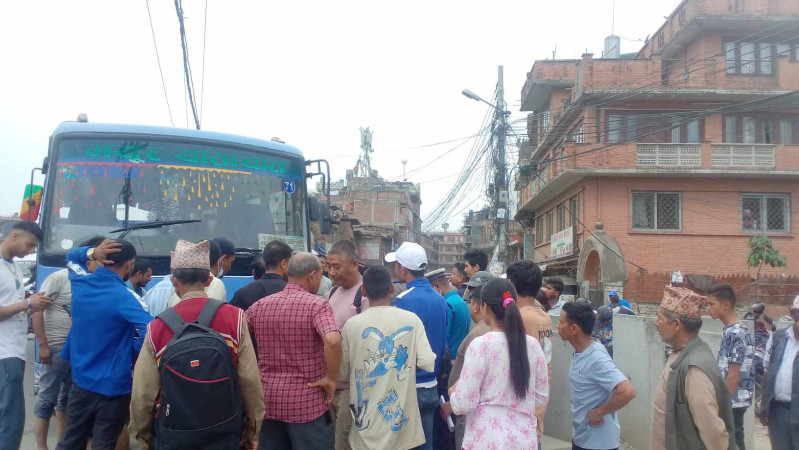 जगातीमा बसले मोटरसाइकललाई किचेपछि.........