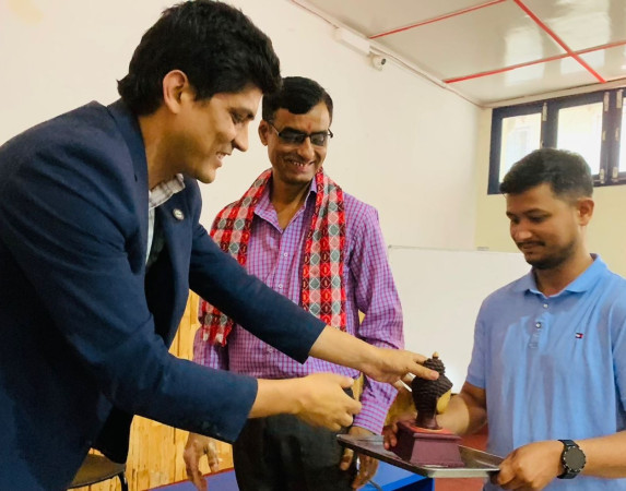 एभरेष्टमा विज्ञ र विद्यार्थीबिच अन्तरकृया 