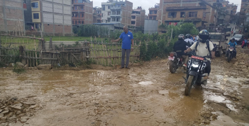 बाराहीस्थानमा बाटाे सम्याउन आएकाे राेलरमाथि ढुङ्गा हान्ने प्रयास 