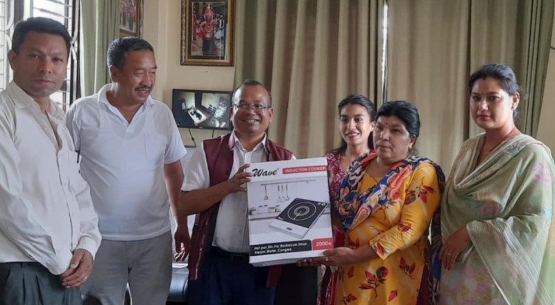 बाेदेमा गरीब परिवारलाई बिद्युतिय चुल्हो वितरण