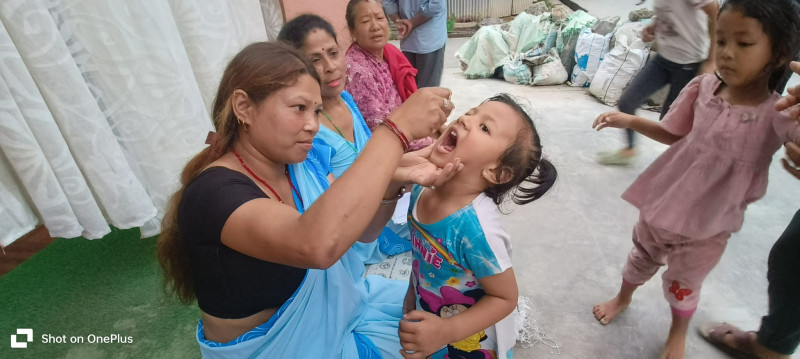 घरघर पुगेर बालबालिकाहरुलाई पोलियो थोपा खुवाउँंदै भनपा १० का स्वयमसेवीकाहरु