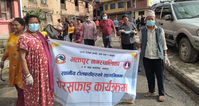 जगातीका महिलाहरुले गरे टोलको सरसफाई 
