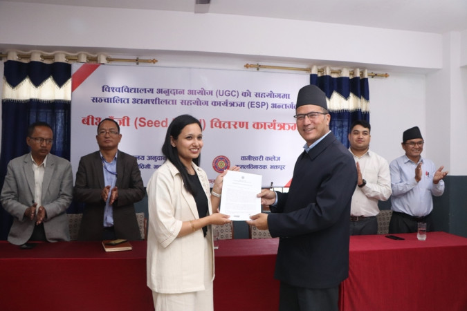 वागीश्वरीका दुई उद्यमी विद्यार्थीहरूलाई बीउ पूजी वितरण