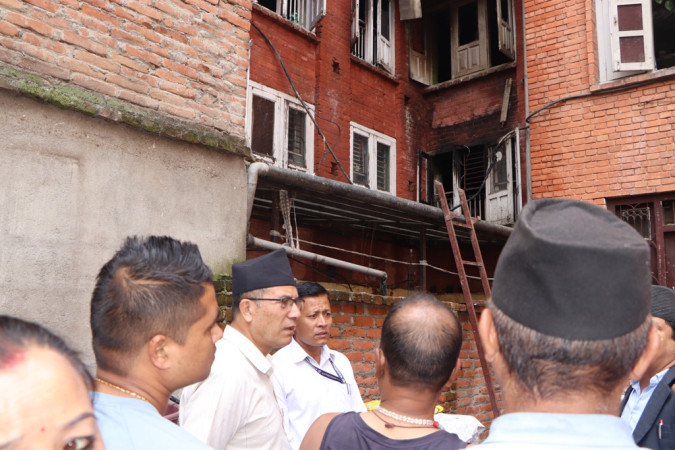 नगर प्रमुख प्रजापतिद्वारा देगमनामा भएको आगलागी प्रभावित क्षेत्रमा निरीक्षण