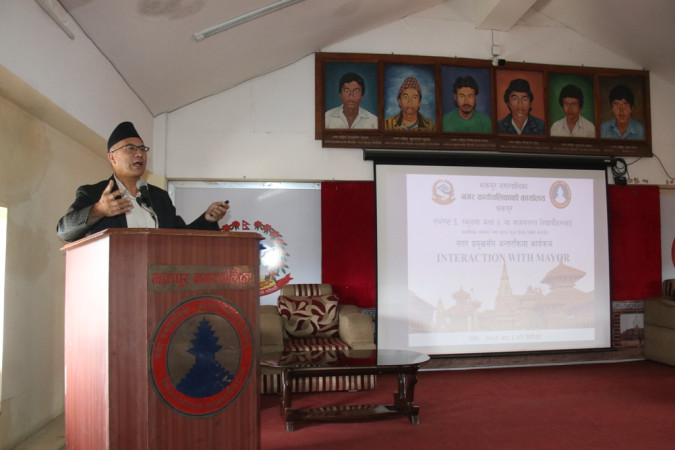 भक्तपुरका मेयरसँंग एभरेस्ट स्कुलका विद्यार्थी (तस्वीर कथा)