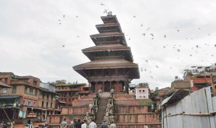 ङातापोल चढ्दै गर्दा