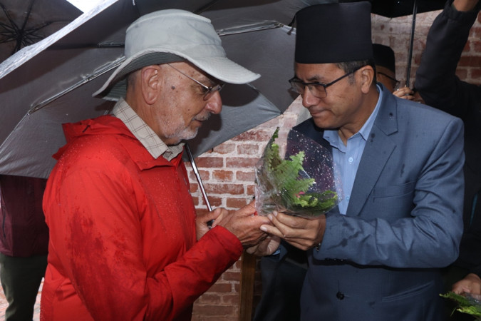 भक्तपुर प्रवेश गर्ने पहिलो पर्यटकहरूलाई थैली उपहार 