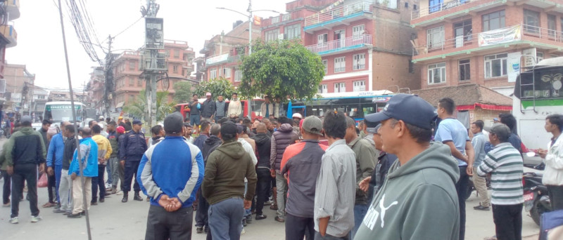 कमलविनायकमा झडप ः यात्रु बसमा तोडफोड