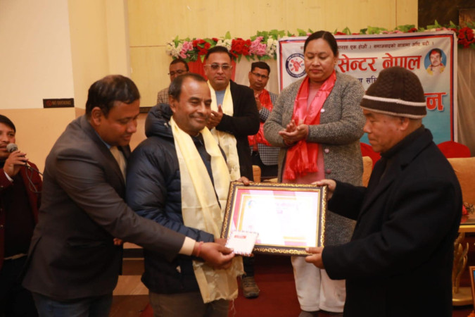 पत्रकार थापालाई शहिद बैकुण्ठहरि स्मृति जनपक्षीय पत्रकारिता पुरस्कार प्रदान 