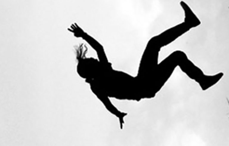 भूकम्पको धक्काले आत्तिएर घरको छतबाट हाम फालेपछि......