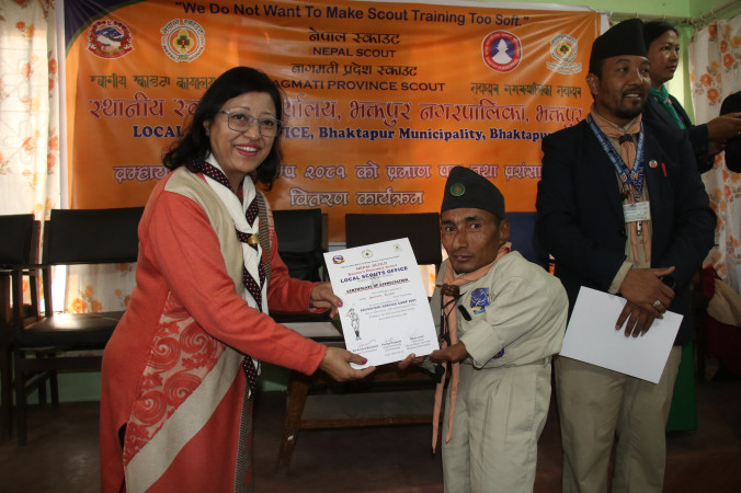 ब्रह्मायणी सेवा क्याम्पमा सहभागीलाई प्रमाणपत्र वितरण