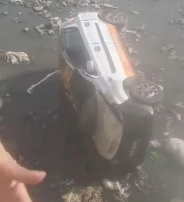 भक्तपुरको हनुमन्ते खोलामा झरयो ट्याक्सी