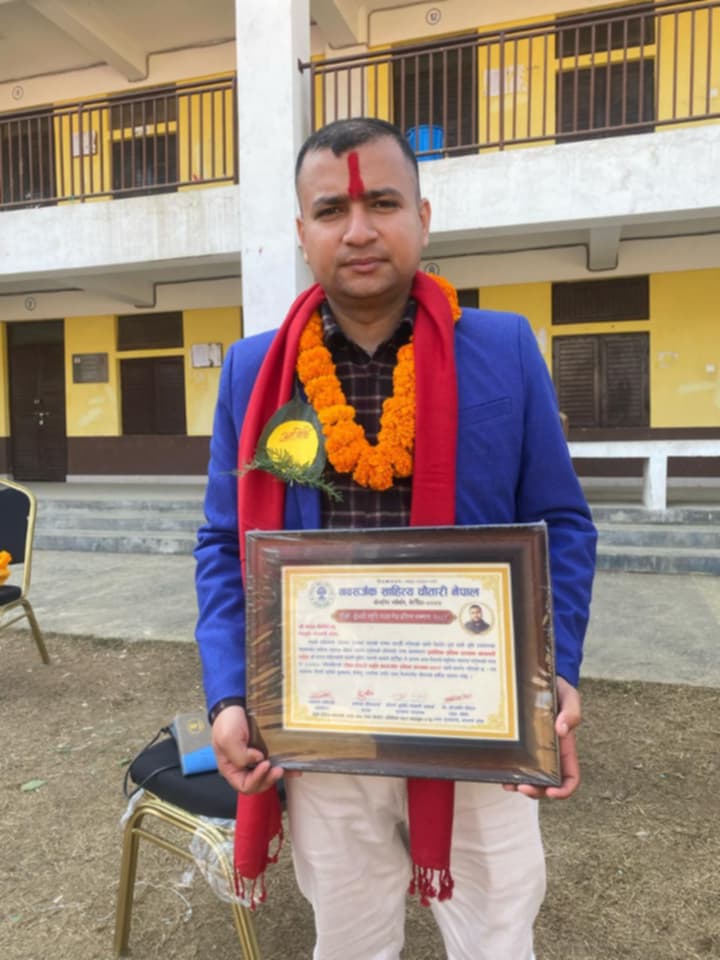 नवसर्जक साहित्य चौतारीद्वारा उपन्यासकार घिमिरे सम्मानित 