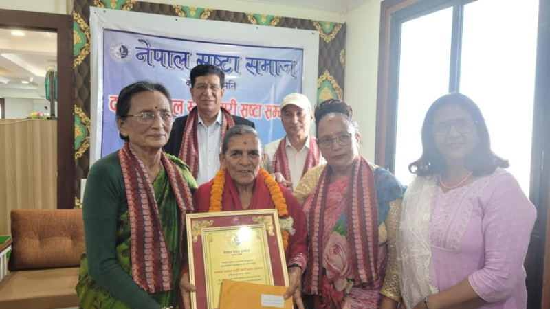 दमन्ता खनाल स्मृति स्रस्टा सम्मानद्धारा तिवारी आमा सम्मानित 