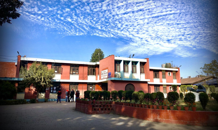 वल्ड स्कुलका विद्यार्थीले परीक्षा सुरु नहुँंदै प्रश्नपत्र पाएका हुन् ?