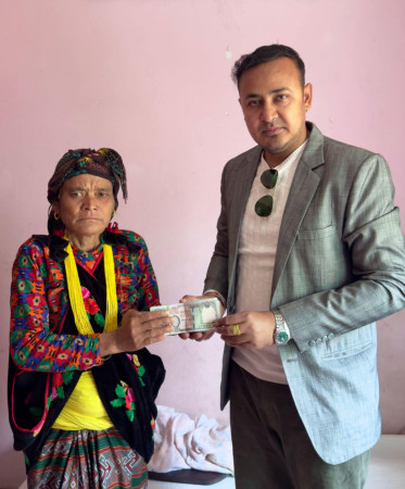 क्यान्सर पीडितलाई औद्योगिक शान्ति नेपालको एक लाख सहयोग 