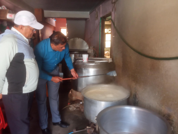 भक्तपुर नगरपालिकाले गरयो लक्ष्मी दही उद्योगमा अनुगमन 