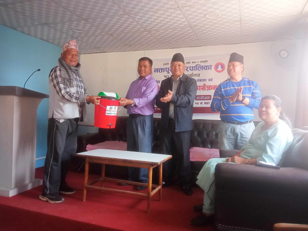 कुहिने र नकुहिने फोहर छुट्याई संकलन गर्न बाल्टिन वितरण